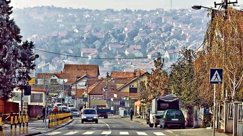 Ulica u Kaludjerici, kuce na padini