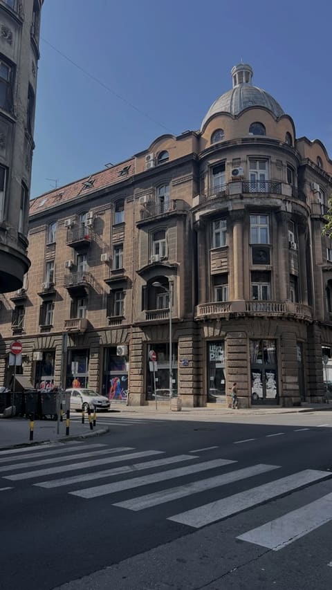 Stara beogradska zgrada sa originalnim instalacijama