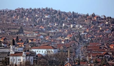 Grocka, kuce na padini i crkva